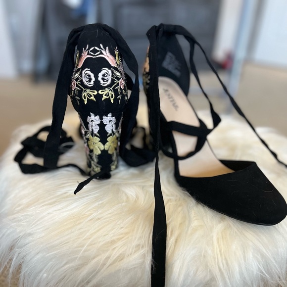 JustFab Shoes - JustFab Floral Embroidered Heels SZ 11